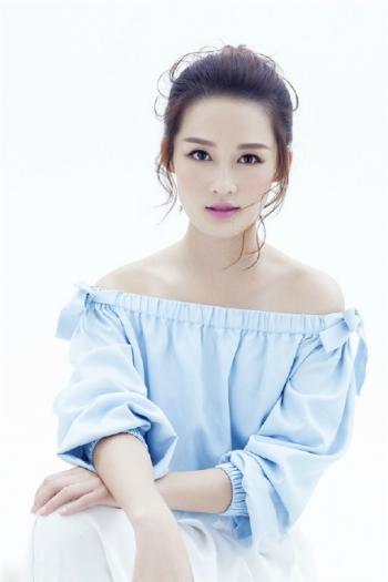 人气女星李沁小露香肩性感诱惑清新养眼最新写真图片合集第3张