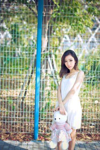学生妹穿着天蓝色连衣裙的清纯麻花辫美女清纯养眼唯美校园写真第2张