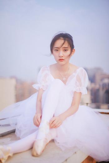 天台上不食人间烟火的城市孤独芭蕾舞女孩唯美艺术图片(二)第1张