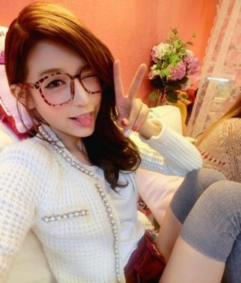 最新非主流美女肤白貌美的性感女生养眼私房照图片第3张