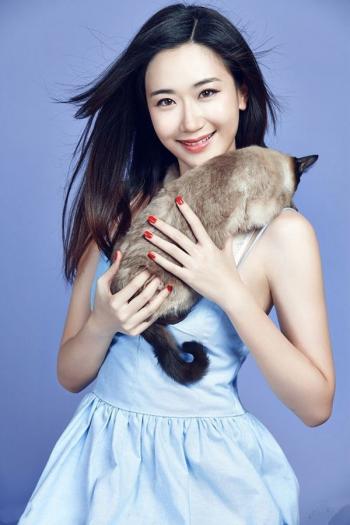 性感嫩模丰胸细腰长腿迷人写真第0张
