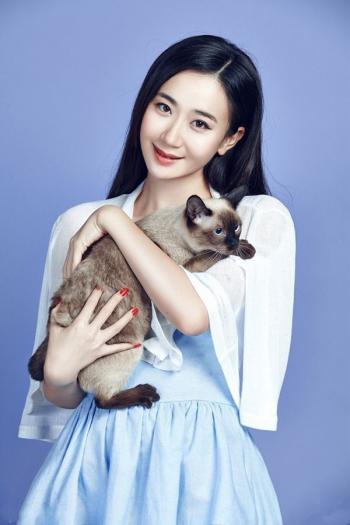 性感嫩模丰胸细腰长腿迷人写真第3张