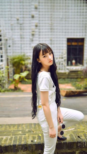 超像林志玲的美丽校花 甜美校服装写真第4张