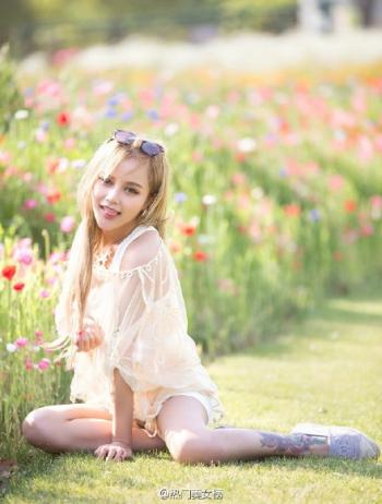 不穿的极品波霸美女嫩模午夜大胆肉球半露流鼻血诱惑私房图片第2张