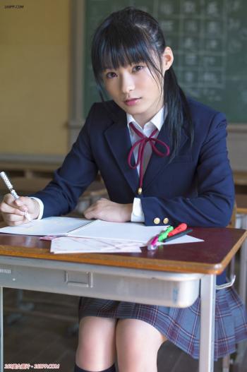 日本极品微乳美女萝莉少女学妹教师里大胆脱衣销魂诱惑私房图片第0张