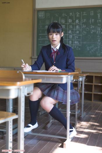 日本极品微乳美女萝莉少女学妹教师里大胆脱衣销魂诱惑私房图片第2张