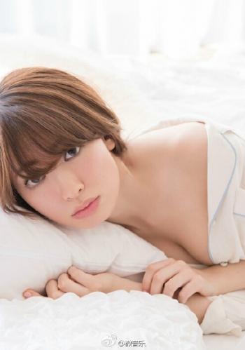 高清美女模特喷鼻血！AKB48“女王”小嶋阳菜拍写真集《怎么办？》(图)第2张
