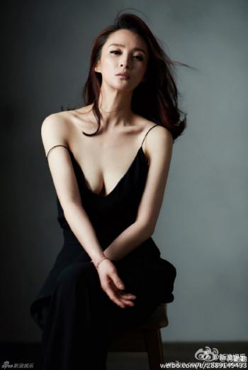 中国内地重庆市南岸女演员蒋勤勤最新性感写真深V低胸露背开叉长裙露美腿销魂姿势诱惑图集第2张