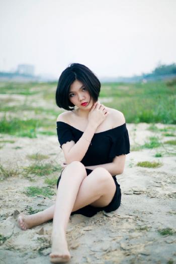 美女姐姐图片欣赏中戏美女校花奔跑全校上演性感火辣身材前凸后翘摆拍照第0张