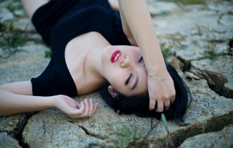 美女姐姐图片欣赏中戏美女校花奔跑全校上演性感火辣身材前凸后翘摆拍照第2张