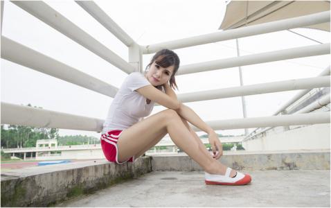美女姐姐图片欣赏中戏美女校花奔跑全校上演性感火辣身材前凸后翘摆拍照第0张