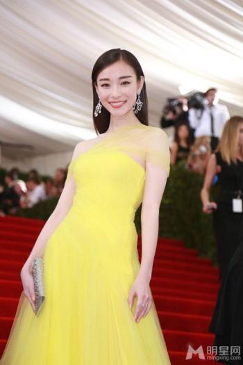 时尚女郎倪妮登VOGUE七月刊封面唯美图片第4张