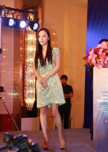 李小璐绝美靓丽写真惹火撩人第0张