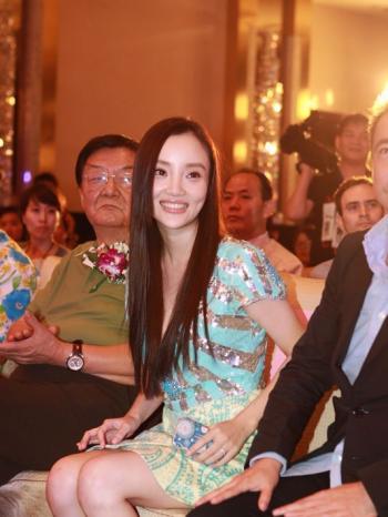 李小璐绝美靓丽写真惹火撩人第4张
