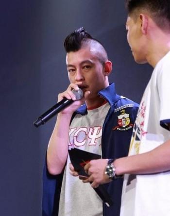 嫩模陈冠希前女友黄榕出席活动 亲吻同性抢镜第0张