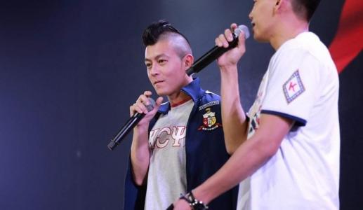 嫩模陈冠希前女友黄榕出席活动 亲吻同性抢镜第3张