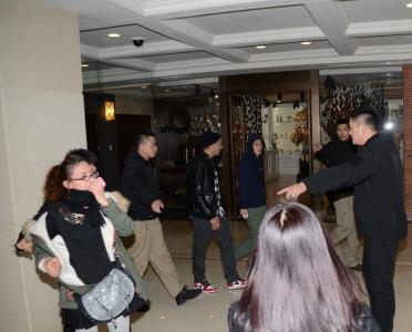 陈冠希搭萧亚轩情敌程颖婕 夜店买醉至深夜 陈冠希夜店图片第2张