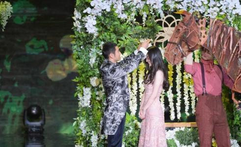 黄晓明金鸡百花奖获封影帝 吃龙虾庆祝搞怪图第2张