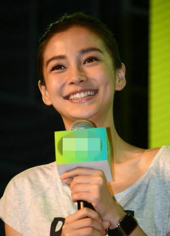 黄晓明金鸡百花奖获封影帝 吃龙虾庆祝搞怪图第2张