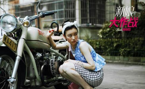 时尚新娘极品美女对着镜头大胆自拍照喷血诱惑艺术写真图片(二)第6张