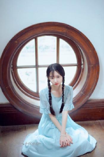 学生妹穿着天蓝色连衣裙的清纯麻花辫美女清纯养眼唯美校园写真第1张