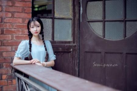 学生妹穿着天蓝色连衣裙的清纯麻花辫美女清纯养眼唯美校园写真第2张