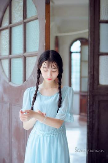 学生妹穿着天蓝色连衣裙的清纯麻花辫美女清纯养眼唯美校园写真第4张