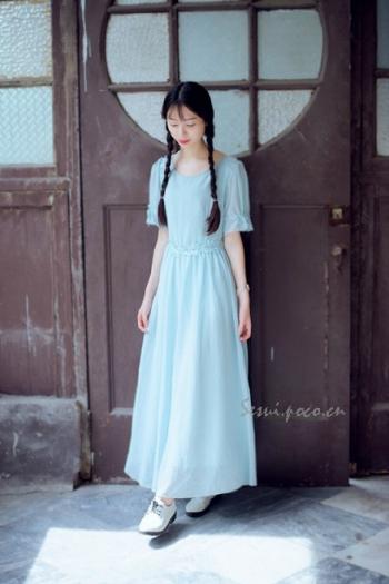 学生妹穿着天蓝色连衣裙的清纯麻花辫美女清纯养眼唯美校园写真第6张