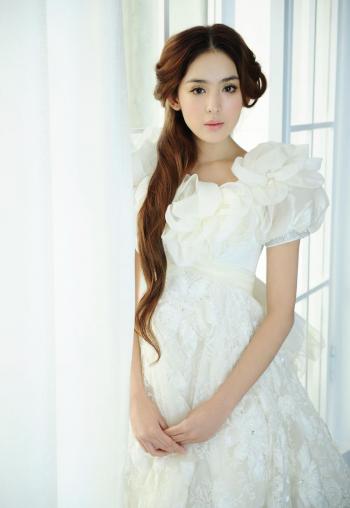 中国内地新疆乌鲁木齐市影视女演员古力娜扎甜美写真桌面壁纸第2张