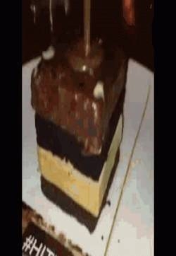 邪恶动态搞笑GIF图片:妹子你就别显摆了搞得一身水