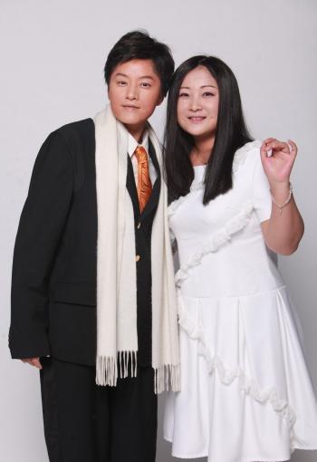 谢娜露美腿不怕冷 助理搀扶下楼梯躲采访第6张
