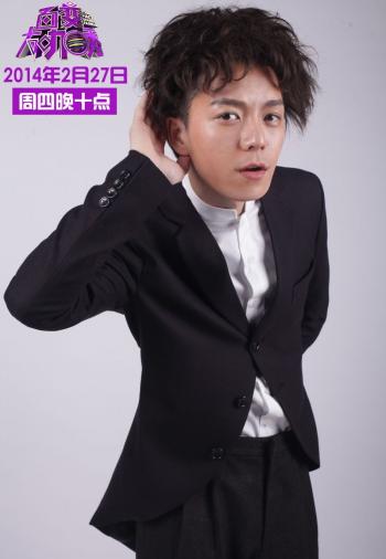 谢娜露美腿不怕冷 助理搀扶下楼梯躲采访第4张