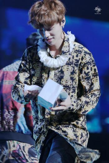 鹿晗GAON CHART 撒汗热舞 帅气西服迷倒千万粉丝第5张