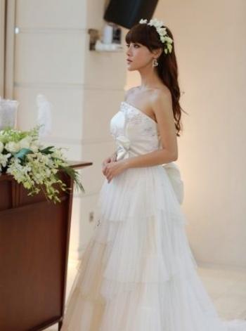 林志颖为庆祝微博粉丝破2000万 发搞怪婚纱照图片第2张
