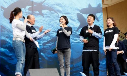 谢娜露美腿不怕冷 助理搀扶下楼梯躲采访第5张