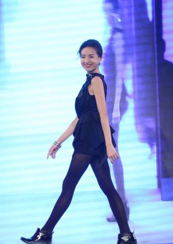董洁时尚大片 简单随性显女人味第0张