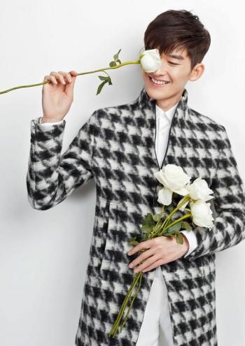 花儿与少年李菲儿青春派时尚写真手机壁纸第0张