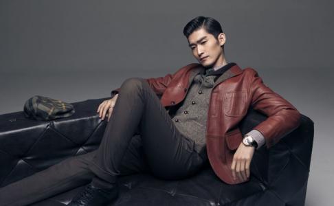 张翰曝光暖男写真 手执鲜花展笑容第0张