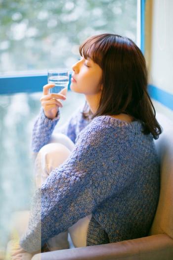 学生妹穿着天蓝色连衣裙的清纯麻花辫美女清纯养眼唯美校园写真第4张