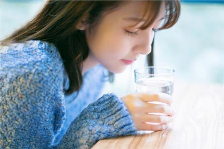 学生妹穿着天蓝色连衣裙的清纯麻花辫美女清纯养眼唯美校园写真第6张