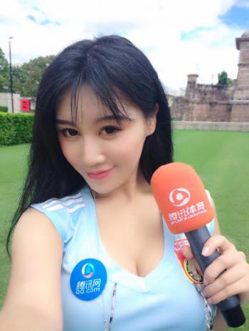 学生妹穿着天蓝色连衣裙的清纯麻花辫美女清纯养眼唯美校园写真第1张