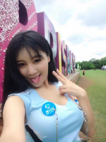 学生妹穿着天蓝色连衣裙的清纯麻花辫美女清纯养眼唯美校园写真第3张