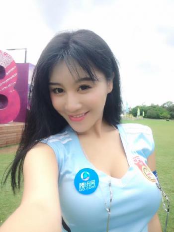 学生妹穿着天蓝色连衣裙的清纯麻花辫美女清纯养眼唯美校园写真第6张