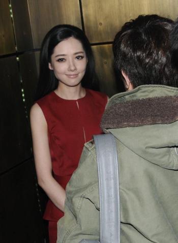 郭碧婷遭高层揽腰l揩油 合影 “媚眼”回应第4张