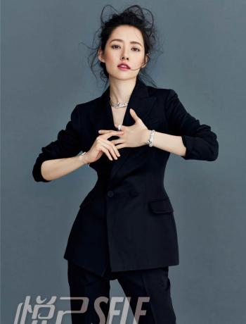 郭碧婷抱狗自拍 长发及腰显御姐范图片第2张