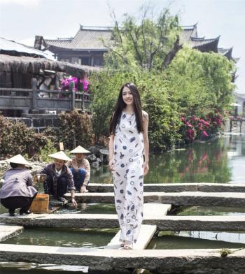 郭碧婷黑白优雅写真图片 回眸浅笑似花中仙子第2张