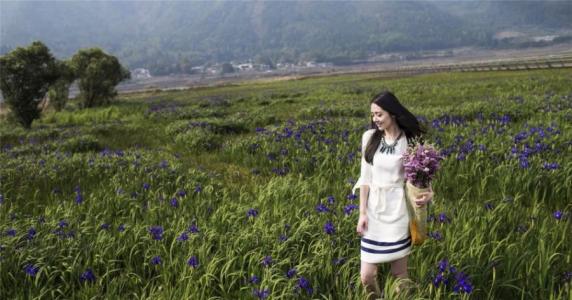 郭碧婷黑白优雅写真图片 回眸浅笑似花中仙子第3张