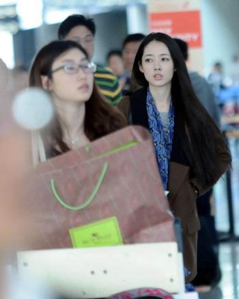 郭碧婷抱狗自拍 长发及腰显御姐范图片第6张