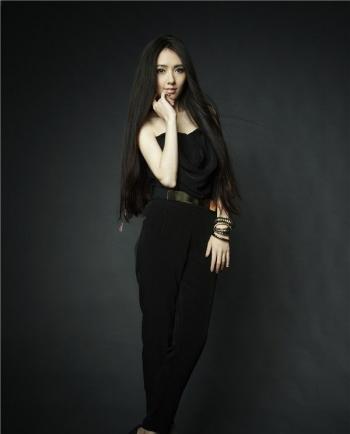 郭碧婷黑白优雅写真图片 回眸浅笑似花中仙子第0张