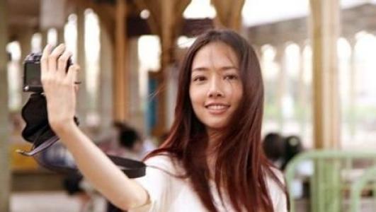 郭碧婷遭高层揽腰l揩油 合影 “媚眼”回应第0张